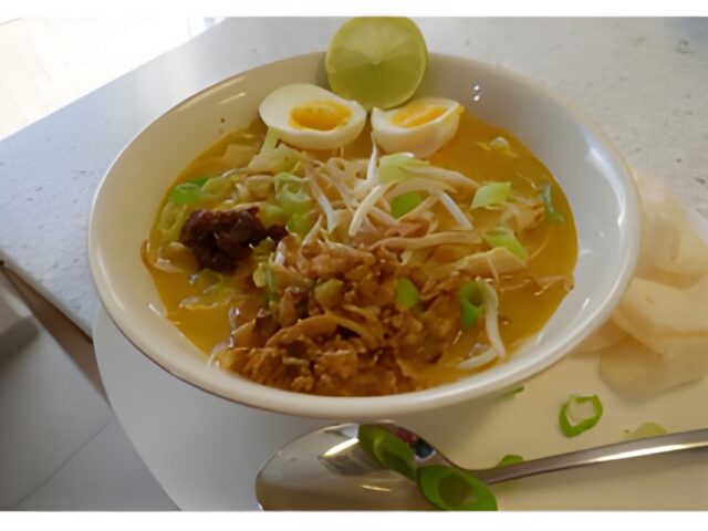 Laksa Betawi ( Javaanse maaltijdsoep met kip en mie)