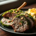 Lamsbout in persillade met een gratin van raapjes