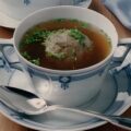 Leberknödelsuppe ( Runderbouillon met leverballetjes )