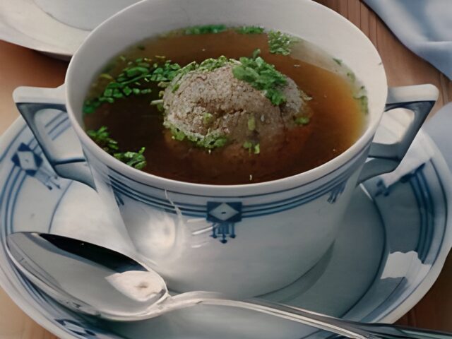 Leberknödelsuppe ( Runderbouillon met leverballetjes )