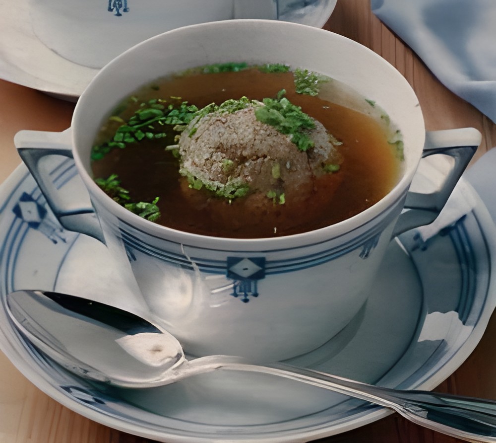 Leberknödelsuppe ( Runderbouillon met leverballetjes )