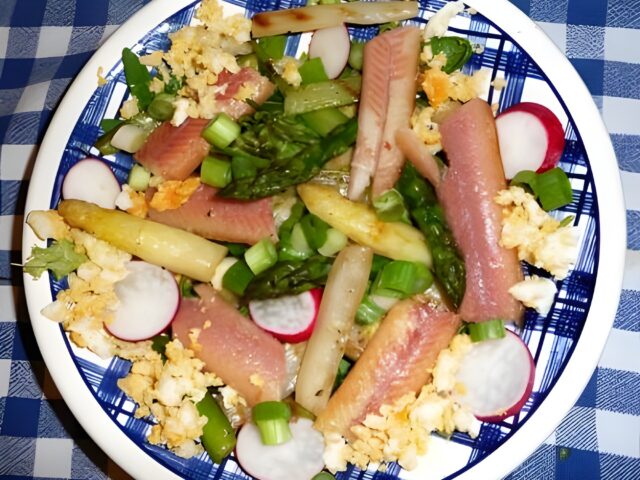 Lente salade met gegrilde asperges en gerookte paling