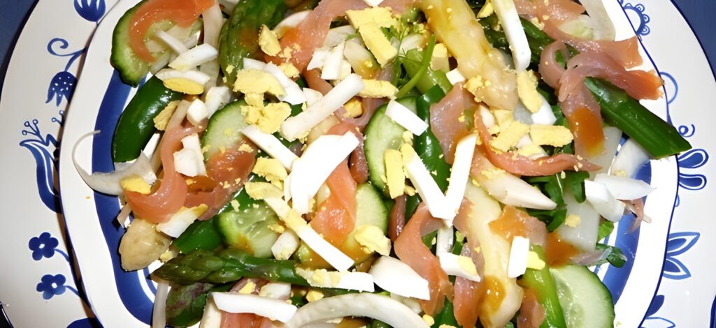 Lentesalade met groene & witte asperges, zalm en ei