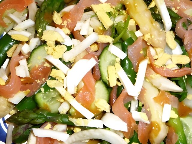 Lentesalade met groene & witte asperges, zalm en ei