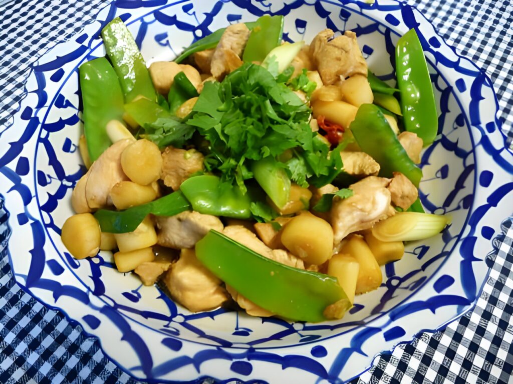 Lentewok met asperges, peultjes, lente ui & kip