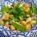 Lentewok met asperges, peultjes, lente ui & kip