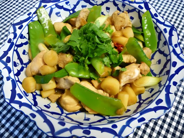 Lentewok met asperges, peultjes, lente ui & kip