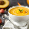 Lycheesoep met geflambeerde mango
