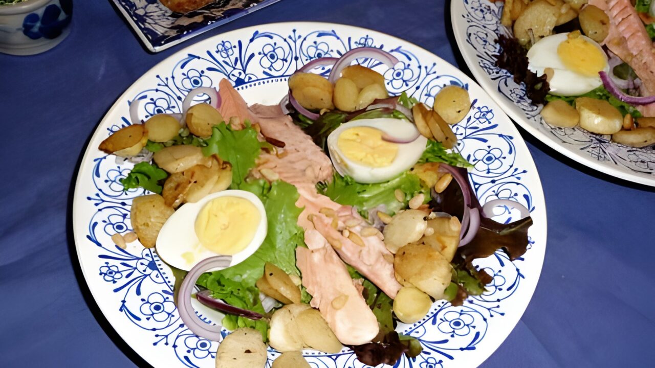 Maaltijdsalade met asperges en gerookte forel