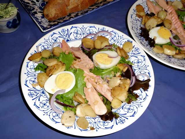 Maaltijdsalade met asperges en gerookte forel