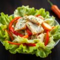 Maaltijdsalade met gerookte forel ijsbergsla