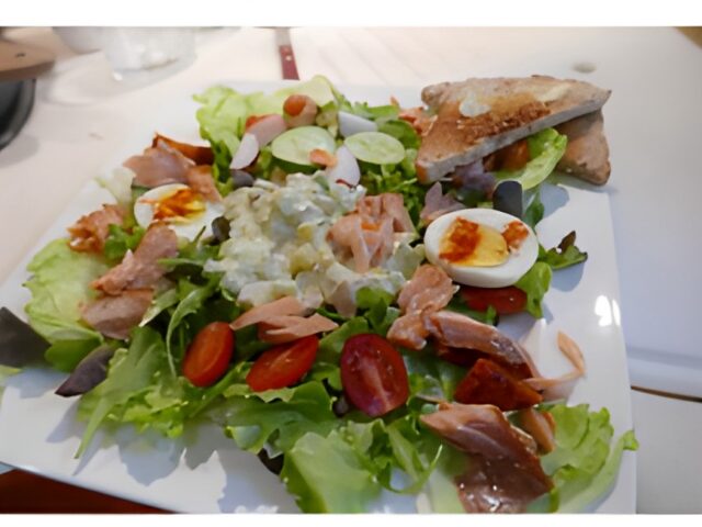 Maaltijdsalade met GROENTE – pestodressing en warm gerookte zalm….