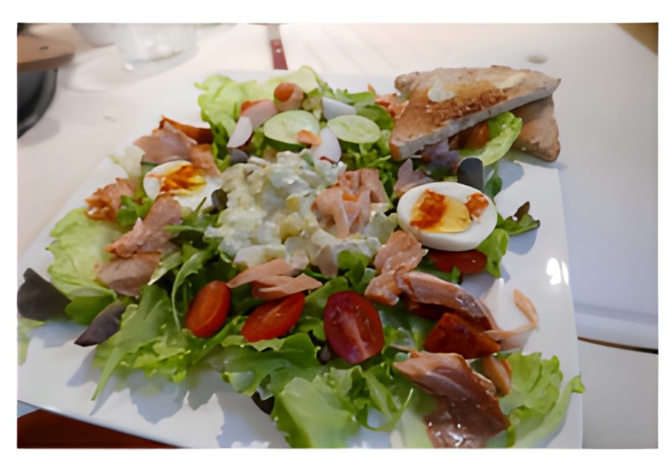 Maaltijdsalade met GROENTE – pestodressing en warm gerookte zalm….