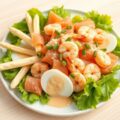 Maaltijdsalade van asperges en vis