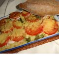 Macaroni met gerookte kipfilet, kaas en tomaat