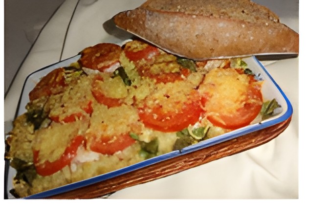 Macaroni met gerookte kipfilet, kaas en tomaat