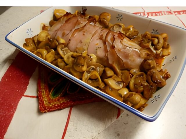 Malse Varkenshaas met katenspek en champignons uit de oven.