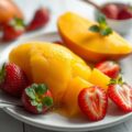 Mangosorbet met aardbeiensaus