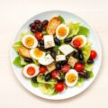 Mediterrane salade met blauwe kaascrostini