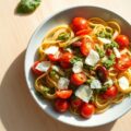 Meditiraanse puntpaprika met pasta en knoflook basilicumpestosaus