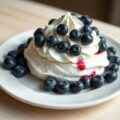Merengue met room en blauwe bessen