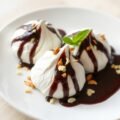 Merengues met chocoladesaus