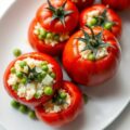 Met erwtjes en parmezaan gevulde tomaten