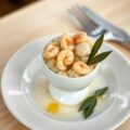 Met risotto van schaaldieren gevulde eierschaal