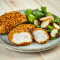 Met speculaas gepaneerde kip en salade met appels