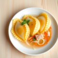 Mezza luna ripiena di salmone e basilico