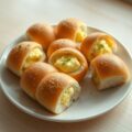 Minibroodjes met roerei en bieslook