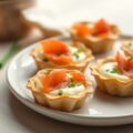 Minitaartje gevuld met franse kaas en gerookte zalm