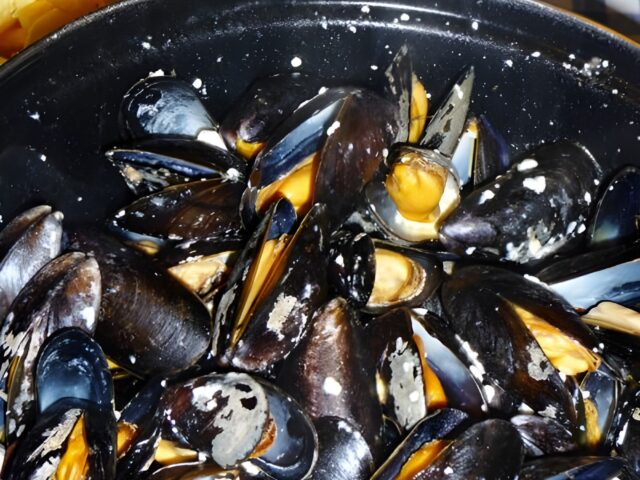 Mosselen op Griekse wijze met feta en ouzo