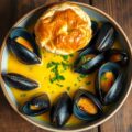 Mossels in saffraan-pieterseliesaus
