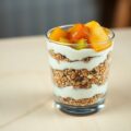 Muesli met kwark en fruitcompote