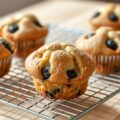Muffins met bosbes en appel