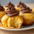 Muffins met een topping van chocoladeroom