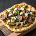 Naanbrood met gegrild lamsvlees,avocado en munt