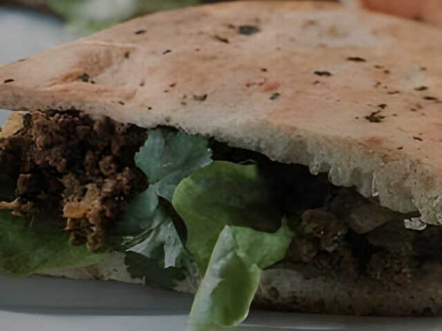 Naanbrood met gekruid gehakt