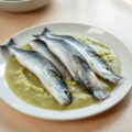 Nieuwe haring met puree van sperziebonen