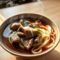 Noedelsoep met rundvlees en champignons