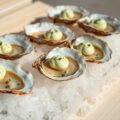 Oesters met komkommerschuim
