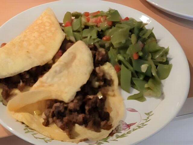 Omelet-wraps gevuld met Indisch gekruid gehakt