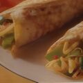 Omeletrol gevuld met groenten in een pittige tomatensaus