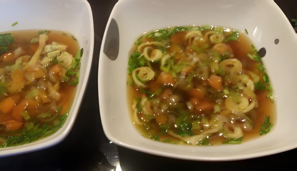 Oostenrijkse flädlesoep, runderbouillon met reepjes pannenkoek
