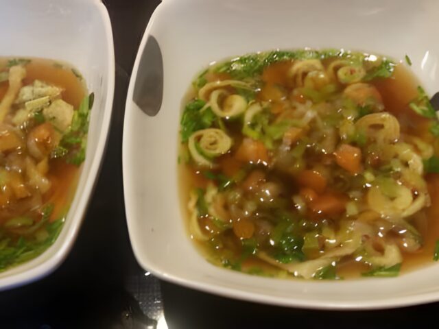 Oostenrijkse flädlesoep, runderbouillon met reepjes pannenkoek