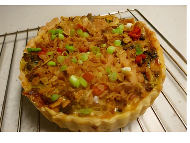 Oosterse gehakttaart met spekjes, paksoi en paprika.