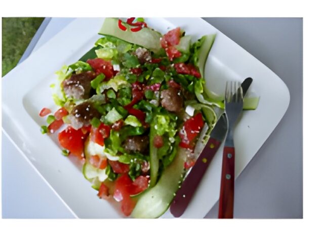 Oosterse maaltijdsalade met licht pittige gehaktballetjes