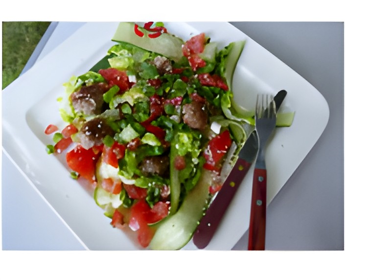 Oosterse maaltijdsalade met licht pittige gehaktballetjes