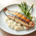 Op vel gebakken makreel met asperges en parmentier van witte kool